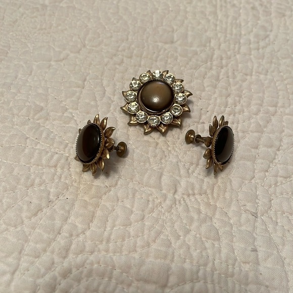 Vintage Pin and clip earring set. Flower design with brown center. Gold toned. - Picture 1 of 7